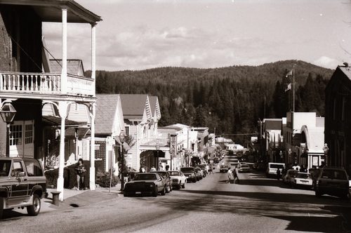 Click to see PIC 7-CARTER 16-1 of Nevada City town with tourists and (PIC 7-CARTER 16)