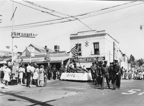 Click to see PIC 3-JUL 84 of 4th July (PIC 3-JUL)