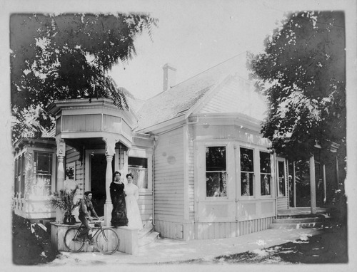 Click to see PIC 6-CAI 12 of Cairns family album (PIC 6-CAI)