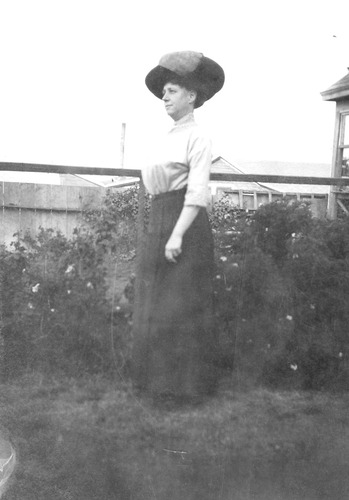 Click to see PIC 6-CAI 177 of Cairns family album (PIC 6-CAI)