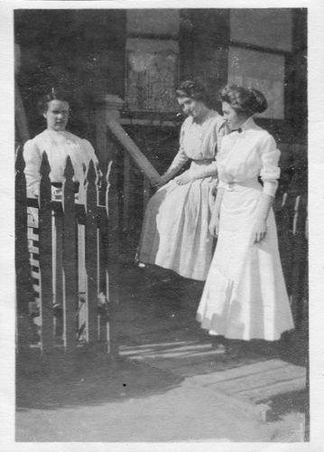 Click to see PIC 6-CAI 186 of Cairns family album (PIC 6-CAI)