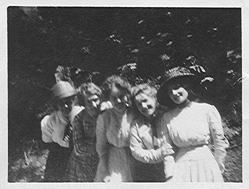 Click to see PIC 6-CAI 194 of Cairns family album (PIC 6-CAI)
