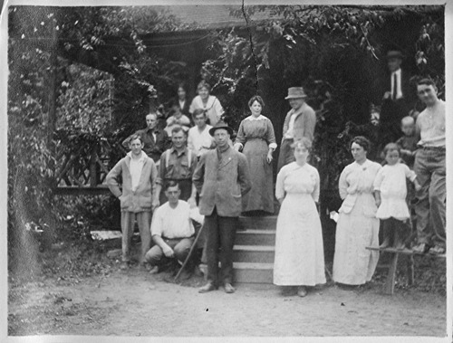 Click to see PIC 6-CAI 257 of Cairns family album (PIC 6-CAI)