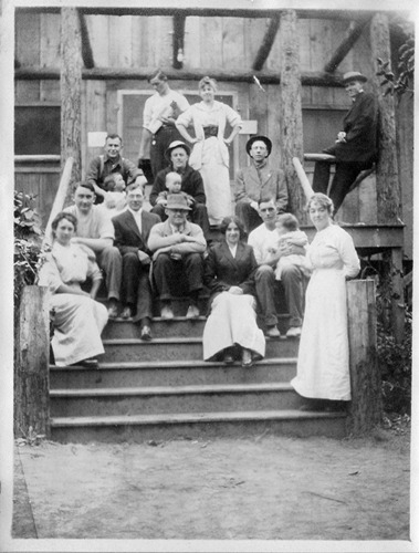 Click to see PIC 6-CAI 260 of Cairns family album (PIC 6-CAI)