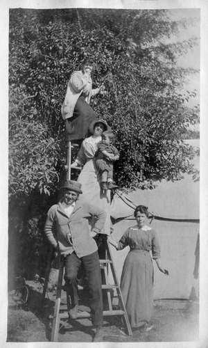 Click to see PIC 6-CAI 275 of Cairns family album (PIC 6-CAI)