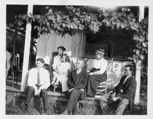 Click to see PIC 6-CAI 327 of Cairns family album (PIC 6-CAI)