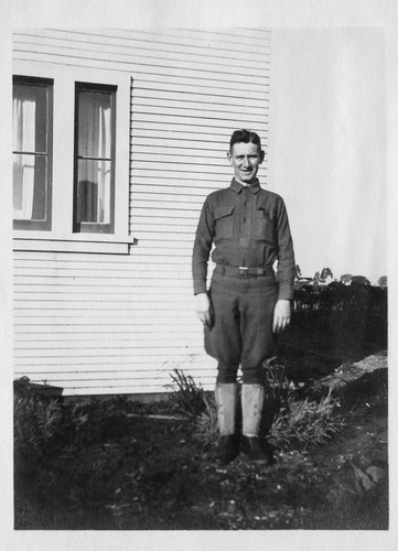 Click to see PIC 6-CAI 376 of Cairns family album (PIC 6-CAI)