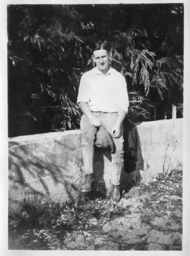 Click to see PIC 6-CAI 404 of Cairns family album (PIC 6-CAI)