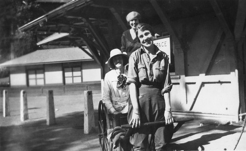Click to see PIC 6-CAI 410 of Cairns family album (PIC 6-CAI)