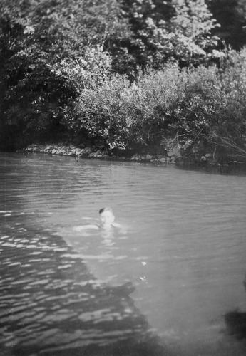 Click to see PIC 6-CAI 420 of Cairns family album (PIC 6-CAI)