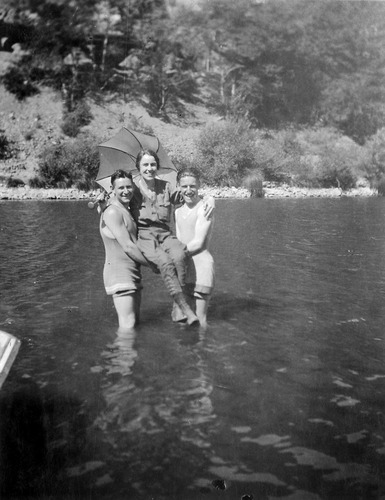 Click to see PIC 6-CAI 426 of Cairns family album (PIC 6-CAI)