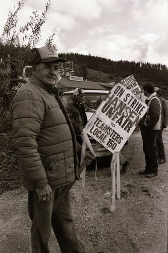 Click to see PIC 7-CARTER 29-3 of Picket Line for 1985 Hansen Bros Strike (PIC 7-CARTER 29)