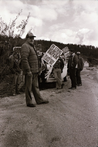 Click to see PIC 7-CARTER 29-5 of Picket Line for 1985 Hansen Bros Strike (PIC 7-CARTER 29)