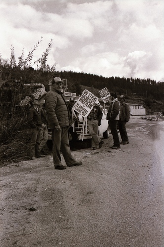 Click to see PIC 7-CARTER 29-7 of Picket Line for 1985 Hansen Bros Strike (PIC 7-CARTER 29)
