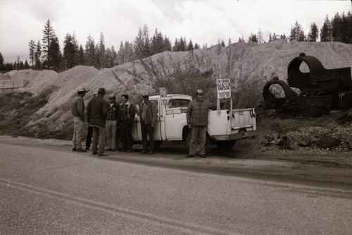 Click to see PIC 7-CARTER 29-19 of Picket Line for 1985 Hansen Bros Strike (PIC 7-CARTER 29)